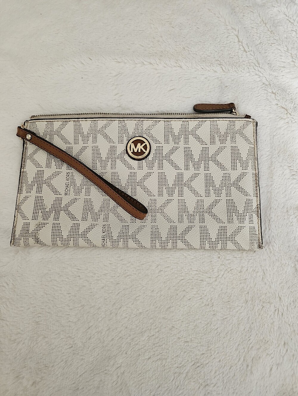 Michael Kors Wristlet in a white and light-grey signature monogram print